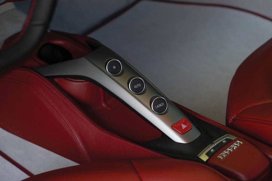 Детали интерьера Ferrari 488 GTB The Shah (233691) 2018 года  (фото 4 из 25)